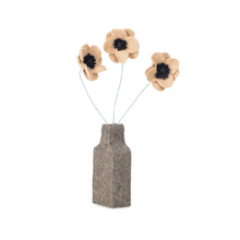 Load image into Gallery viewer, Vilten vaas met bloemen
