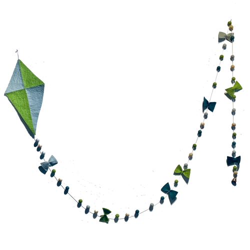 Vilten vlieger slinger blauw en groen van 3 meter lang van het merk BeYoona. De vlieger heeft een lange lijn met daaraan vilten balletjes en strikjes. Kleuren: groen, lichtlblauw, turquoise en beige. Aan het uiteinde hangt een belletje. 