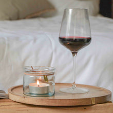 Afbeelding in Gallery-weergave laden, Rond tangohouten dienblad in gebruik met glas wijn erop en waxinelichtje. 
